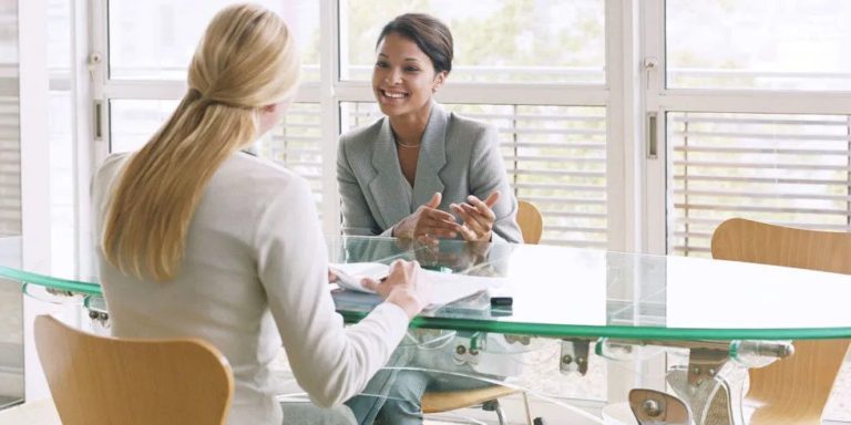 Dos mujeres conversando en una reunión de negocios