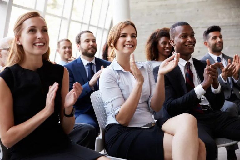 Público de profesionales aplaudiendo durante una presentación