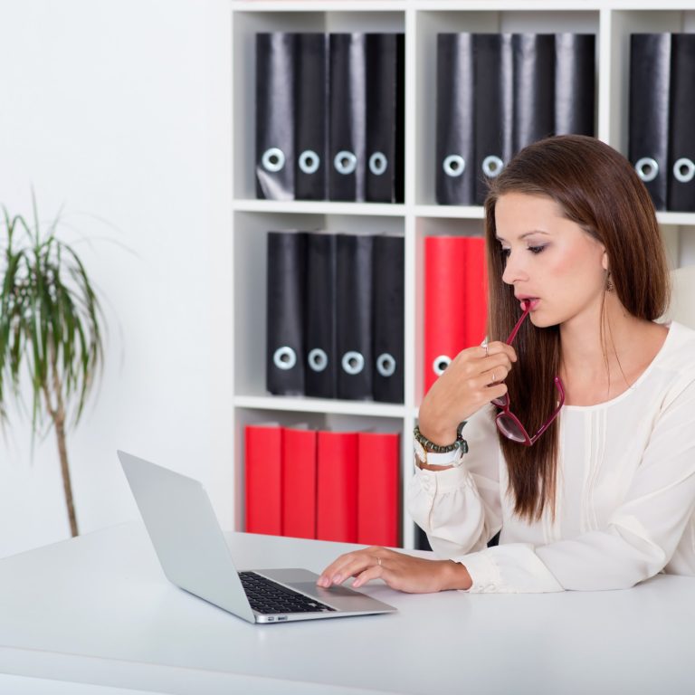 Mujer profesional trabajando en su laptop en una oficina