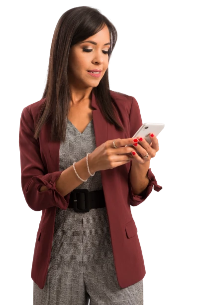 Eunice Arroyo respondiendo mensajes de contacto desde su celular